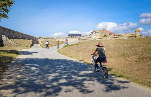 Cyclistes pédalant autour de la Citadelle de Port-Louis