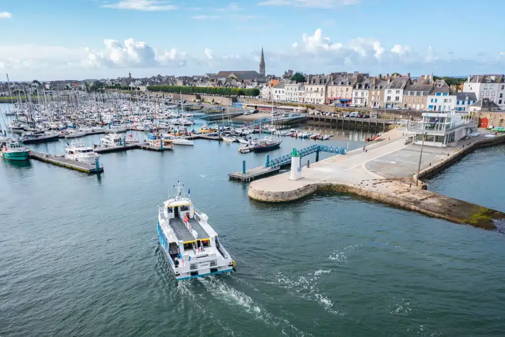 Vue aérienne du port avec un bateau arrivant à quai